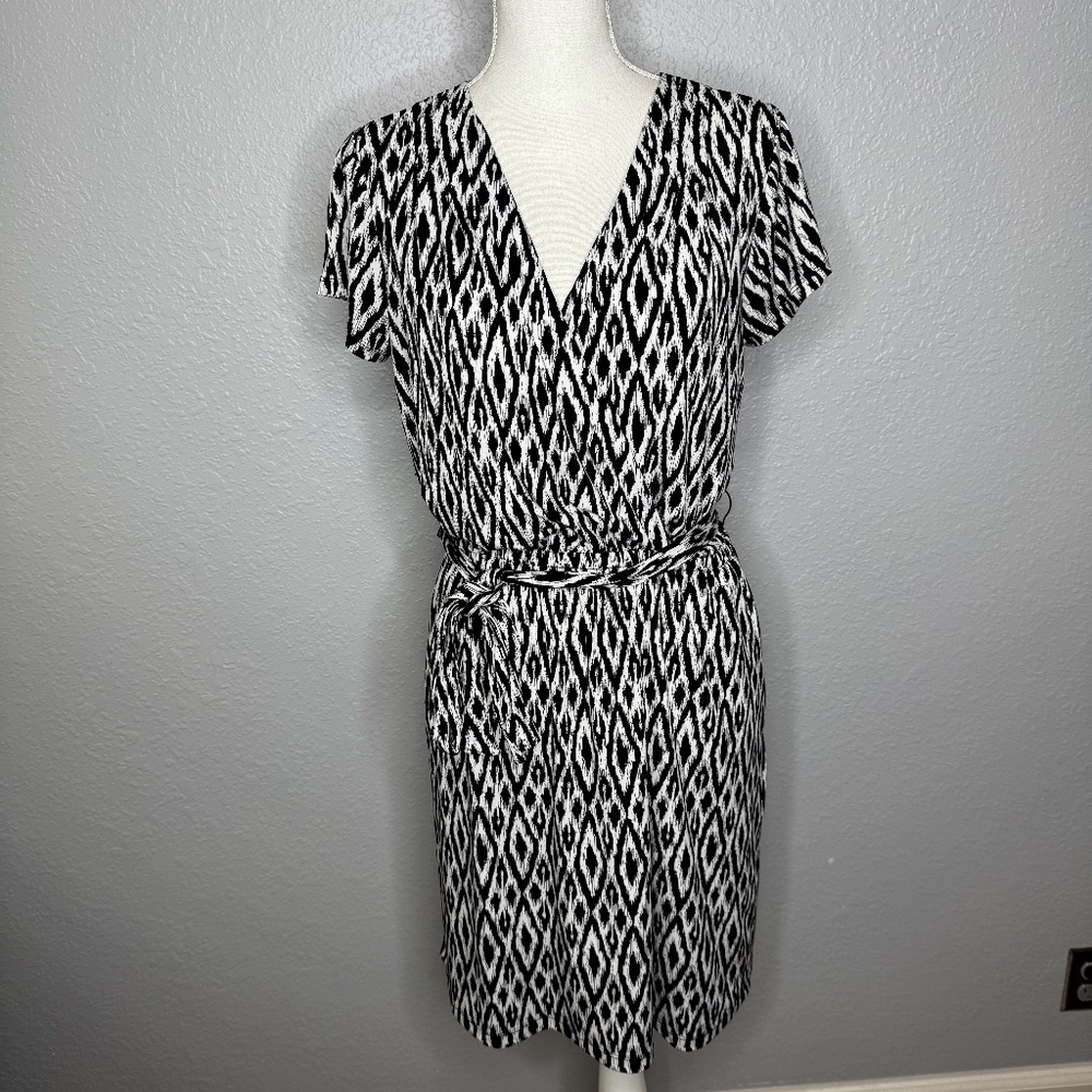Banana. Republic black‎ & white geometric print dress Medium